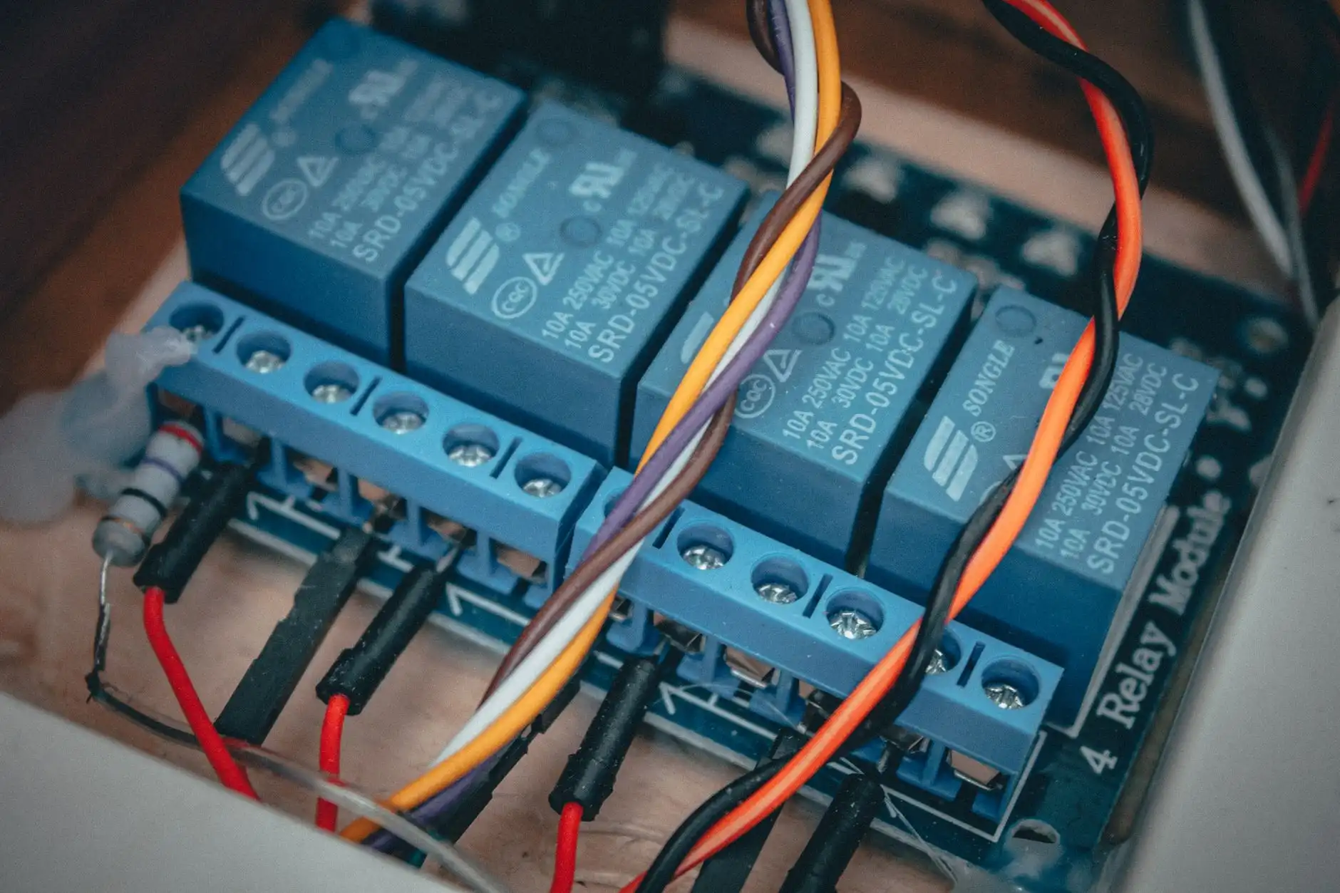 LED单元板与边框选型对显示屏组装质量的影响
